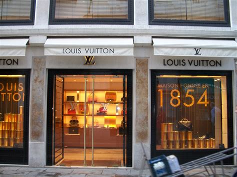 negozio louis vuitton pavia|louis vuitton italy stores.